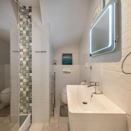 Spacious Two Bedroom By Zoo *