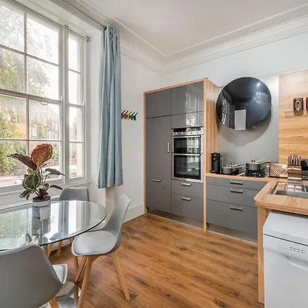 Spacious Two Bedroom By Zoo Apartment *