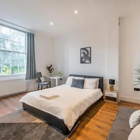 Spacious Two Bedroom By Zoo * London