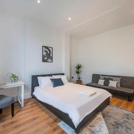 Spacious Two Bedroom By Zoo Apartment London