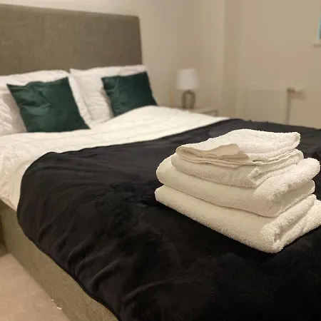 Triple T Homes Cosy 2 Bedroom With Balcony *