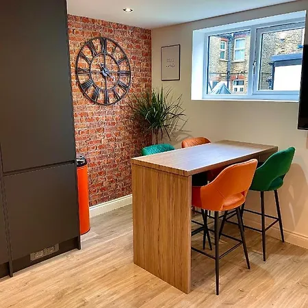 Smart/ Modern One Bedroom Flat Purley