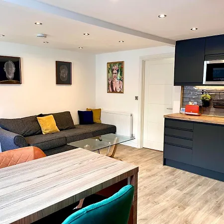 Apartment Smart/ Modern One Bedroom Flat *