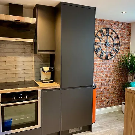 Apartment Smart/ Modern One Bedroom Flat Purley