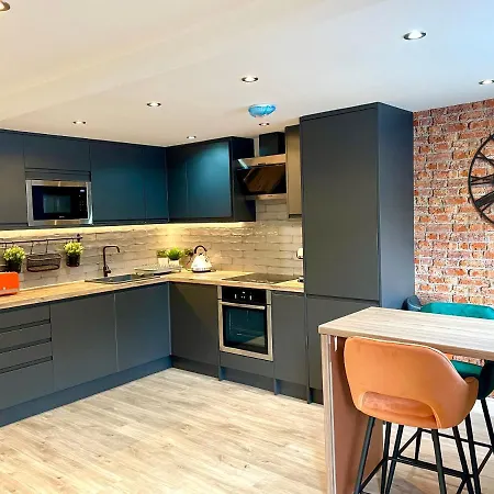 Smart/ Modern One Bedroom Flat Apartment *