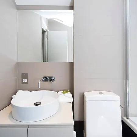 Recently Redecorated Bright And Spacious 1br Flat In West * Λονδίνο