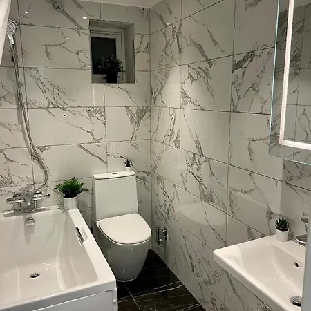 Smart/ Modern One Bedroom Flat *