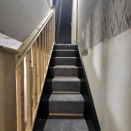 Homestay Loft Haven: Spacious Retreat With Private Toilet And Free Parking Hanworth