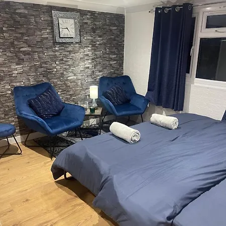Loft Haven: Spacious Retreat With Private Toilet And Free Parking * Hanworth
