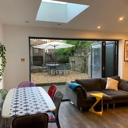 2 Bedrooms With Private Garden Walking Distance To Underground Ideal For Families Londres