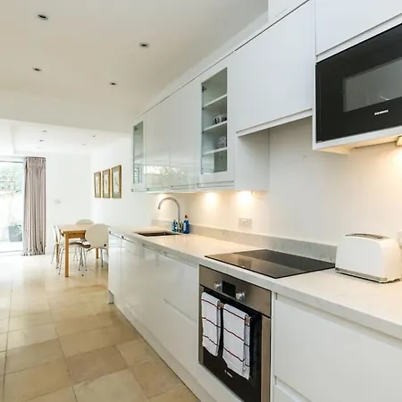 Spacious 2-bed Flat, Private Patio & Close To Park 아파트