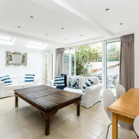 Spacious 2-bed Flat, Private Patio & Close To Park 아파트 *