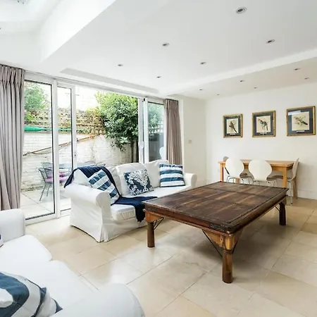 Spacious 2-bed Flat, Private Patio & Close To Park 아파트