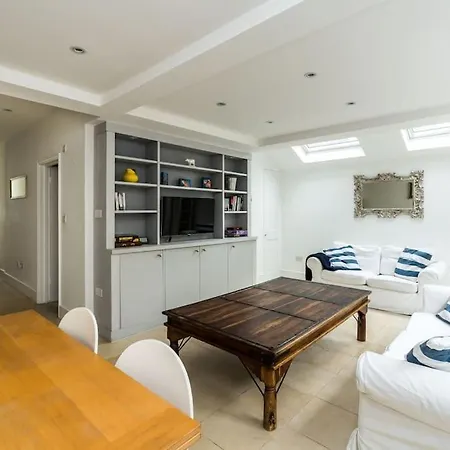 Spacious 2-bed Flat, Private Patio & Close To Park 아파트 *