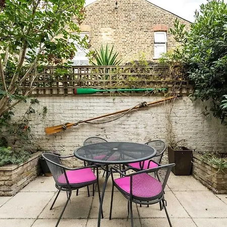 Spacious 2-bed Flat, Private Patio & Close To Park 아파트
