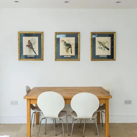 Spacious 2-bed Flat, Private Patio & Close To Park 아파트 런던