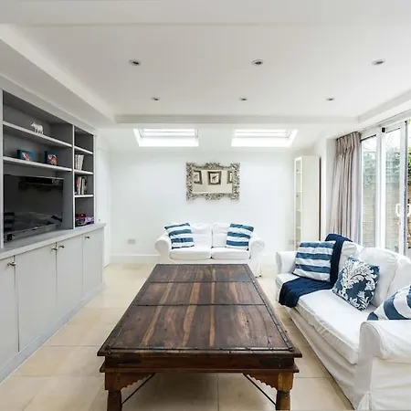 Spacious 2-bed Flat, Private Patio & Close To Park 런던