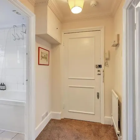 Chic One Bedroom Chelsea *