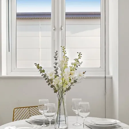 Two Bedroom By Dream Key Short Lets & Long Lets Uxbridge- 6 Uxbridge