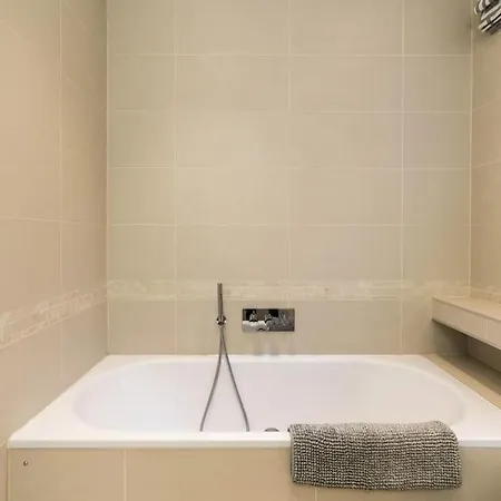 Spacious 2-bed Flat, Private Patio & Close To Park 아파트 런던