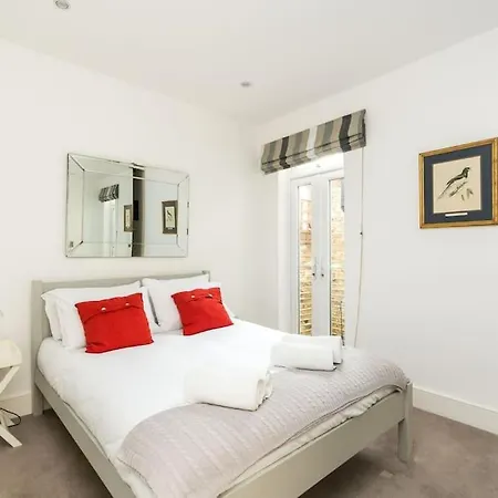 Spacious 2-bed Flat, Private Patio & Close To Park *