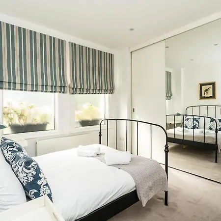 Spacious 2-bed Flat, Private Patio & Close To Park * 런던
