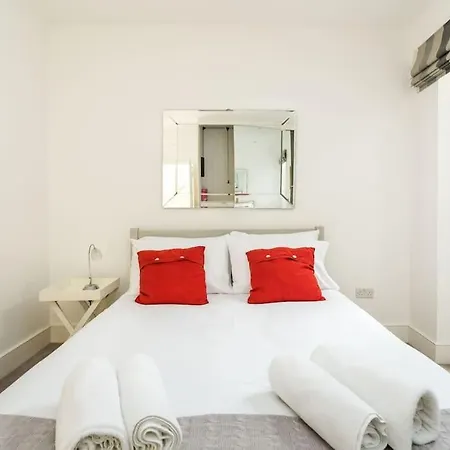 Spacious 2-bed Flat, Private Patio & Close To Park * 런던