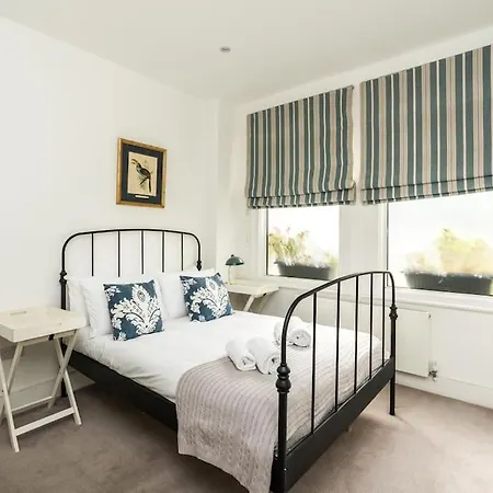 Spacious 2-bed Flat, Private Patio & Close To Park *