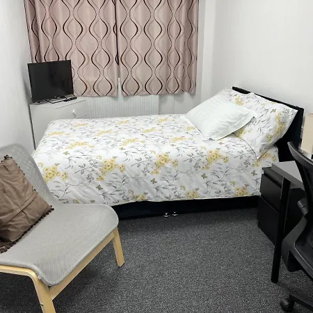 Mj Service - With Skyline View Close To Tube Station -
