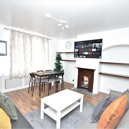 Holiday home Lovely 3 Bedroom House Dagenham