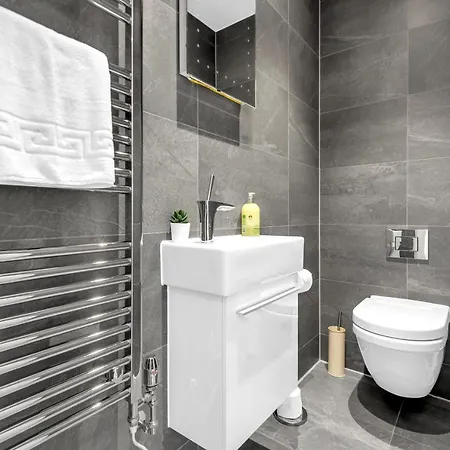 Mysquare Vibrant And Sleek 2 Bed In Artillery Lane *
