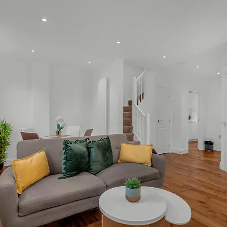 Mysquare Vibrant And Sleek 2 Bed In Artillery Lane London