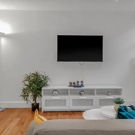 Mysquare Vibrant And Sleek 2 Bed In Artillery Lane London