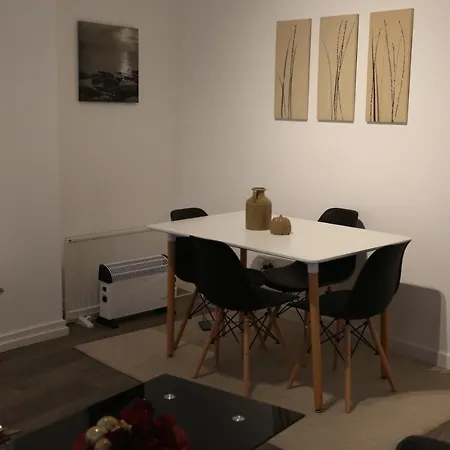 Luxury 1 Bedroom Flat In The Heart Of Wood