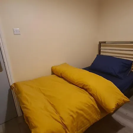 Apartment Entire 2 Bedroom Home/flat In London, Line London