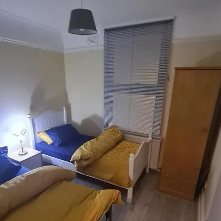 Entire 2 Bedroom Home/flat In London, Line London