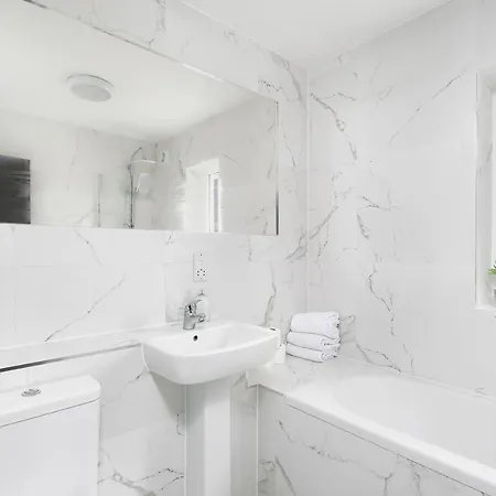 Skyvillion - London Chase With Parking & Wifi Apartment *