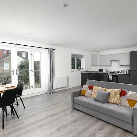 Skyvillion - London Chase With Parking & Wifi Apartment *