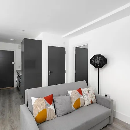 Skyvillion - London Chase With Parking & Wifi *