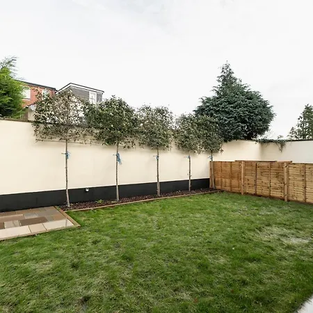 Skyvillion - London Chase With Parking & Wifi