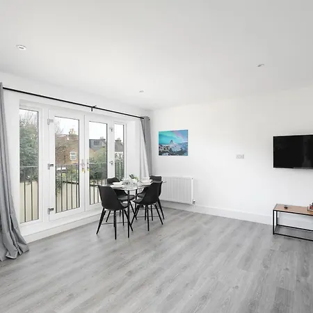 Skyvillion - London Chase With Parking & Wifi Apartment Enfield