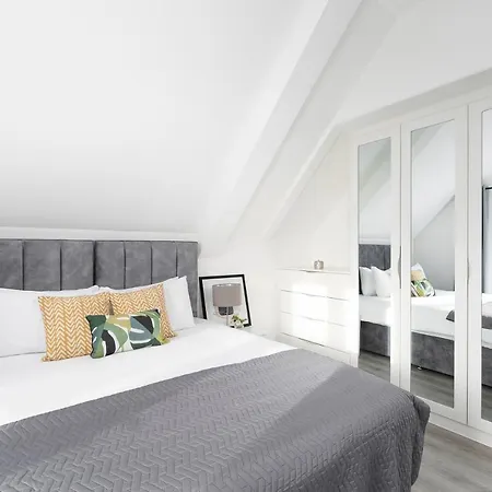 Skyvillion - London Chase With Parking & Wifi