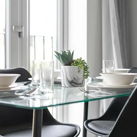 Skyvillion - London Chase With Parking & Wifi * Enfield