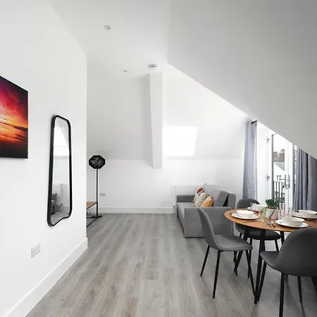 Skyvillion - London Chase With Parking & Wifi *