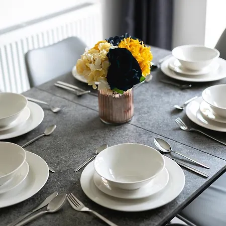 Skyvillion - London Chase With Parking & Wifi Apartment *