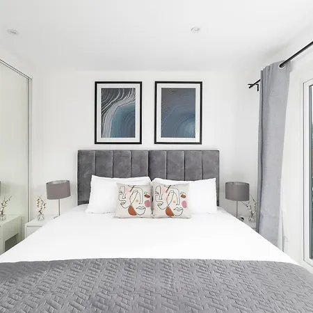 Skyvillion - London Chase With Parking & Wifi Apartment Enfield