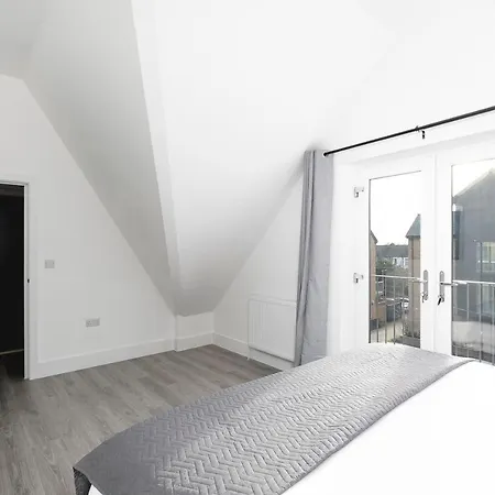 Skyvillion - London Chase With Parking & Wifi