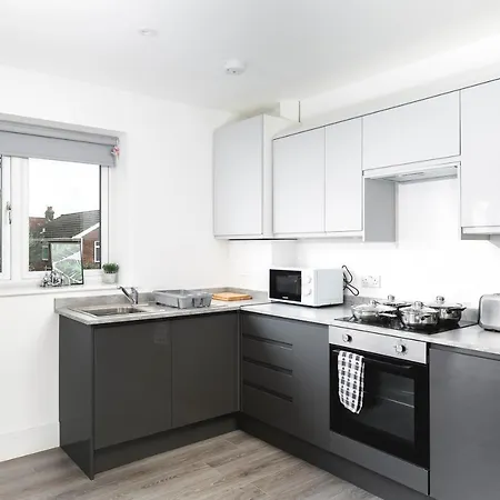 Skyvillion - London Chase With Parking & Wifi Apartment *