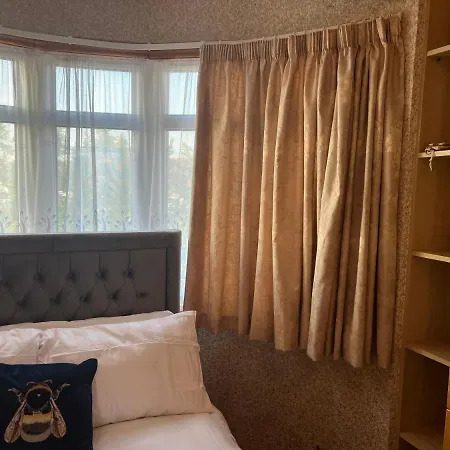 Tj Homes - Luxury With Garden View - Next To Tube Station London *