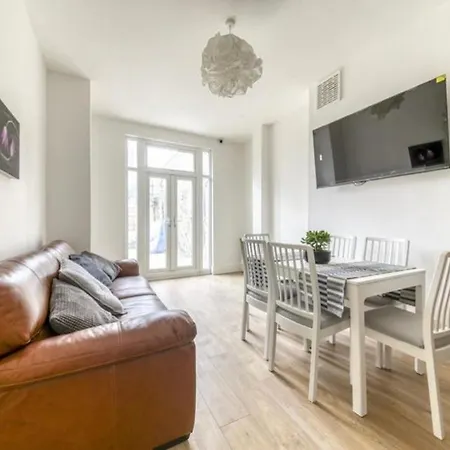 A Beautiful Newly Renovated Home: The Arlingford * London
